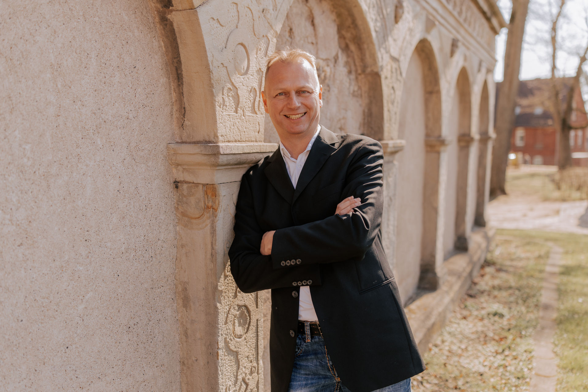 Carsten Kölling, verschränkte Arme, selbstbewusst und offen